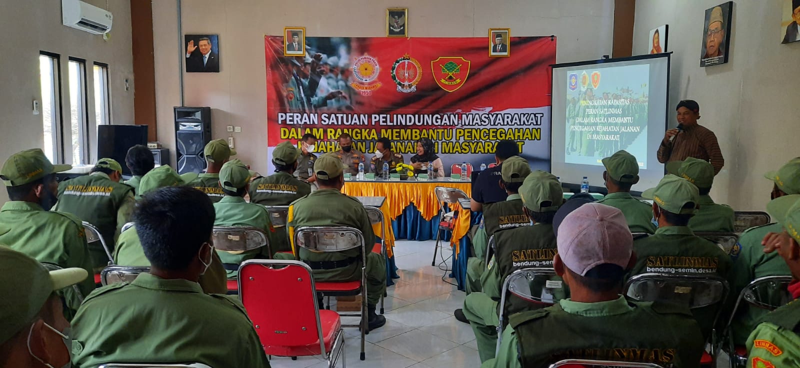 BIAR SOLID: Anggota Satlinmas Kalurahan Bendung, Kapanewon Semin, saat mengikuti pelatihan penguatan dan peningkatan kapasitas tenaga keamanan. (Dokumen Radar Jogja)