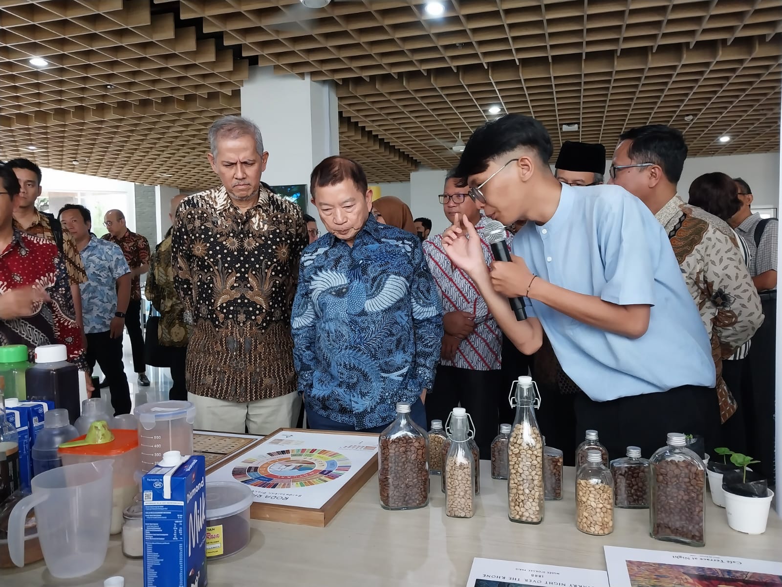 PROFESIONAL: Menteri Perencanaan Pembangunan Nasional/ Bappenas Suharso Monoarfa (tengah biru) saat kunjungan kerja ke Sekolah Vokasi UGM, Selasa (26/9/2023). (Wulan Yanuarwati/Radar Jogja)
