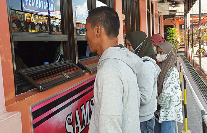 PATUH : Masyarakat datang ke Unit Pelayanan Pendapatan Daerah (UPPD) atau Samsat Kebumen untuk membayar pajak kendaraan bermotor, Selasa (26/9).M Hafied/Radar Kebumen