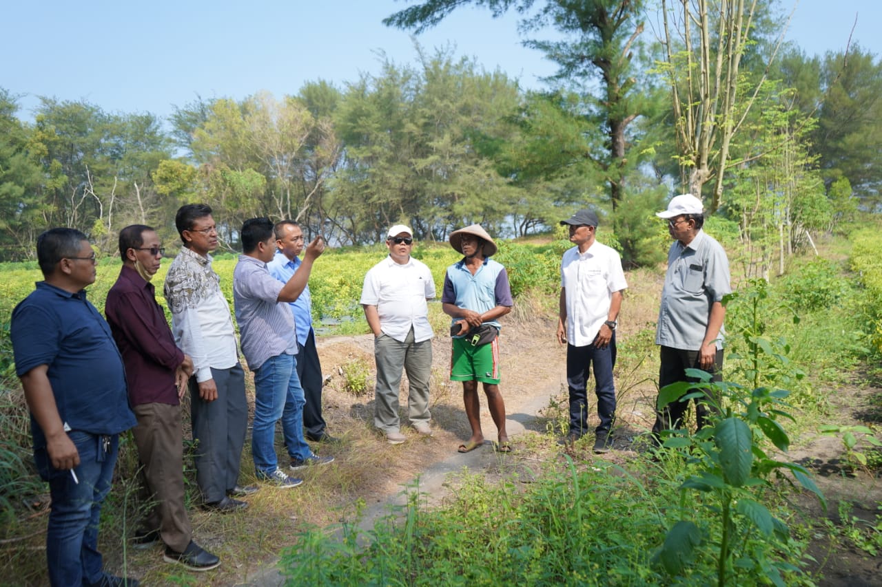 DENGAN PETANI: Rombongan Komisi B DPRD Bantul berbincang-bincang dengan petani lahan pasir di Kapanewon Sanden belum lama ini.