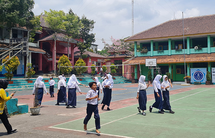 ASYIK BERMAIN: Para siswa di SMP Negeri 11 Magelang tampak bermain saat jam istirahat berlangsung. Naila Nihayah/Radar Jogja