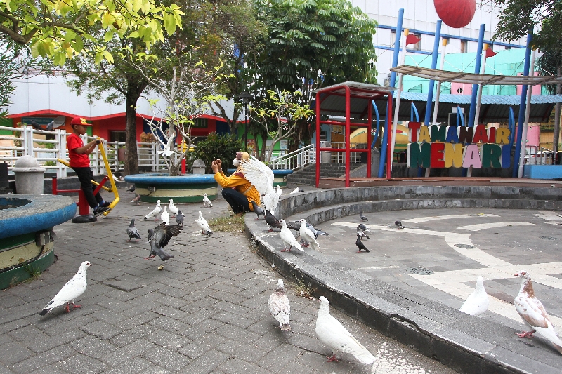 REKREASI: Pengunjung berfoto saat berekreasi di Taman Pintar, Kota Jogja, Selasa (26/9). (Guntur Aga Tirtana/Radar Jogja)