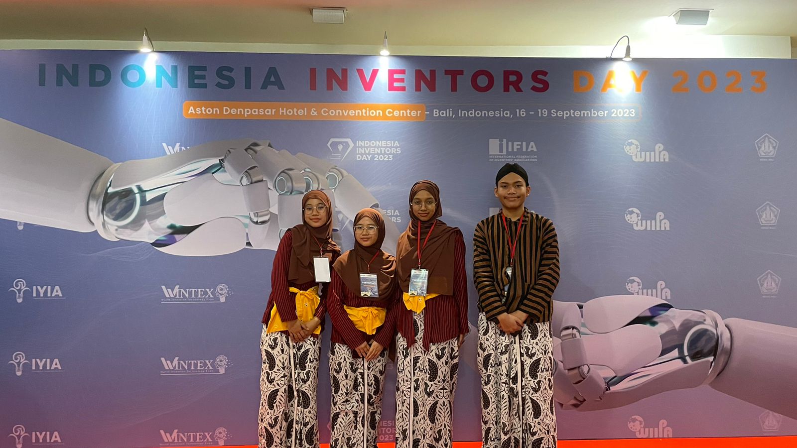 BANGGA: . Penelitian siswa SMPIT LHI dapat terlaksana dengan baik. Siswa mampu mempresentasikan dengan baik hasil penelitian mereka dihadapan dewan juri Indonesia Inventors Days 2023. (ISTIMEWA)