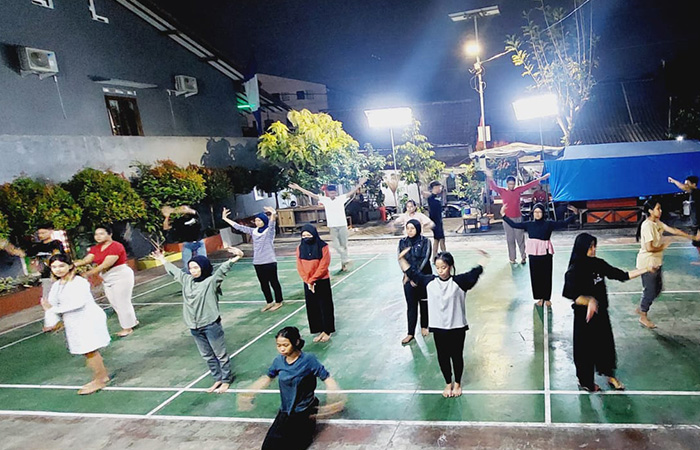 SERIUS: Sejumlah anggota perwakilan Kemantren Gondomanan yang akan menjadi peserta Wayang Jogja Night Carnival (WJNC) menggelar latihan intensif sebagai persiapan.Dokumentasi Kemantren Gondomanan