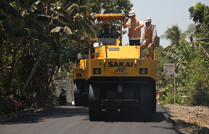 DIKEBUT: Petugas sedang melakukan pengaspalan dan perbaikan ruas jalan Metes-Bangunjiwo Rabu(27/9). Pengerjaan ini ditarget selesai dalam waktu satu bulan.GREGORIUS BRAMANTYO/RADAR JOGJA&nbsp;