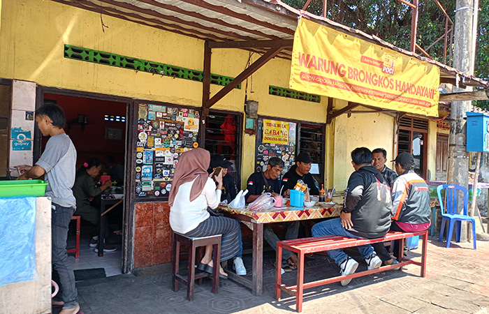 LEGEND : Brongkos Handayani di Alun-Alun Selatan atau Alkid yang sudah berdiri sejak 1975. Alfi Annissa Karin/ Radar Jogja