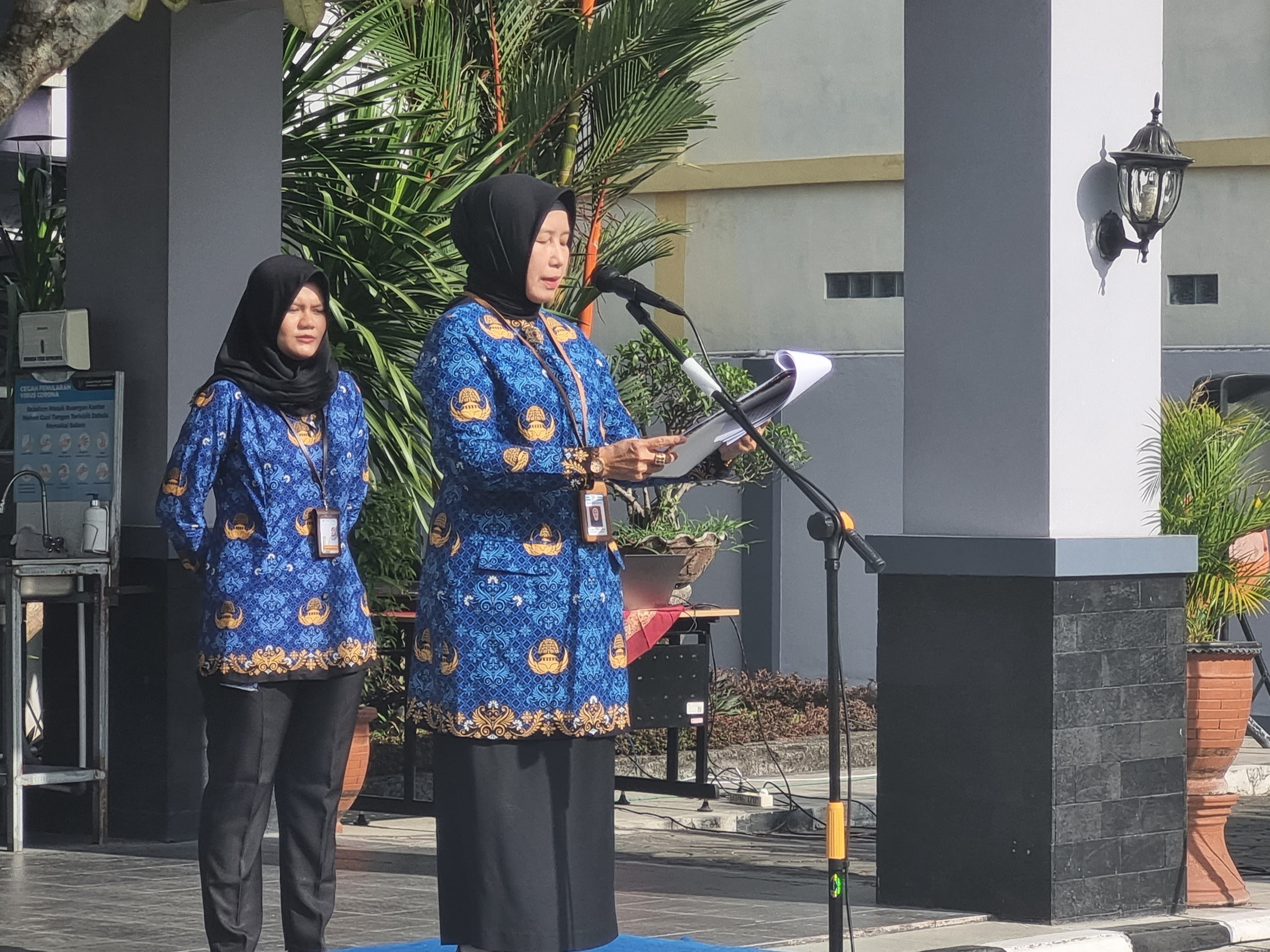 SIAP: Pegawai BPS DIY aaat melakukan apel pagi dalam peringatan Hari Statistik Nasional 2023. (Fahmi Fahriza/Radar Jogja)