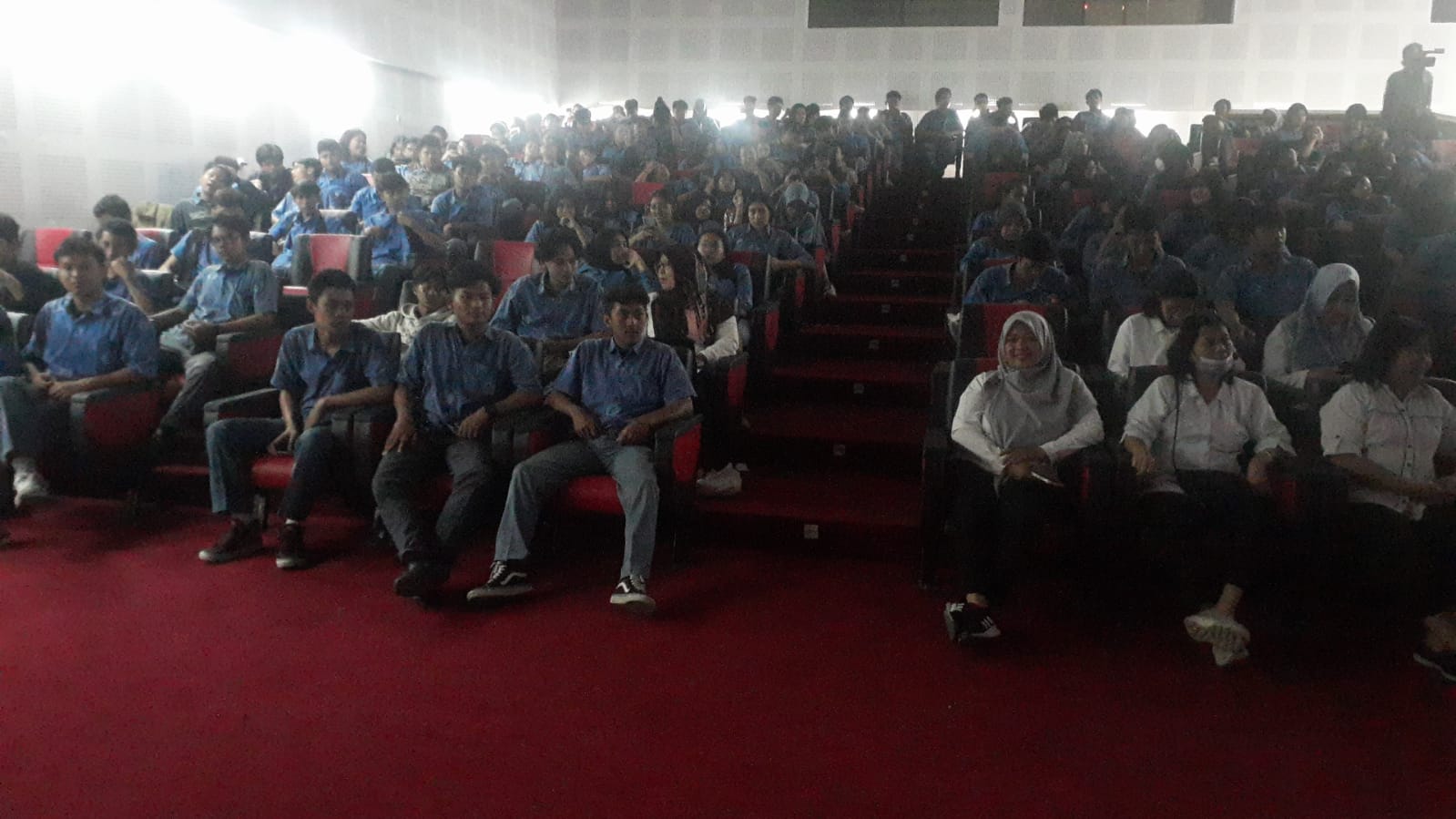 TALENTA: Murid, guru, dan karyawan menyaksikan Putri Ariani saat nonton bareng Grand Final America&rsquo;s Got Talent (AGT) 2023 di Auditorium SMKN 2 Kasihan, Rabu (27/9). (Dwi Agus/Radar Jogja)