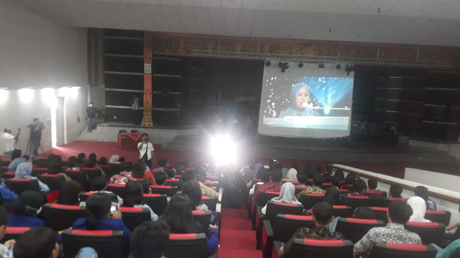 IDOLA: Penampilan Putri Ariani ditonton murid, guru, dan karyawan dalam nonton bareng Grand Final America&rsquo;s Got Talent (AGT) 2023 di Auditorium SMKN 2 Kasihan, Rabu (27/9). (Dwi Agus/Radar Jogja)