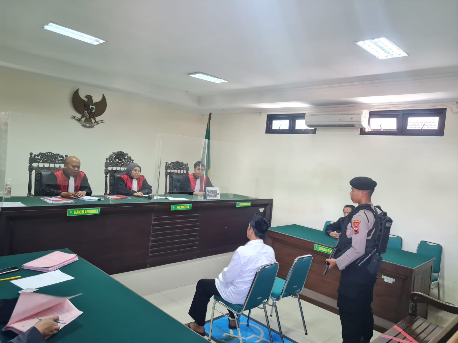 JALANI SIDANG: Kades Kebonrejo Zaenal Mutaqin divonis penjara 1 tahun 10 bulan setelah menyebarkan foto dan video intim non-konsensual dengan mantan istri siri. (Naila Nihayah/Radar Jogja)