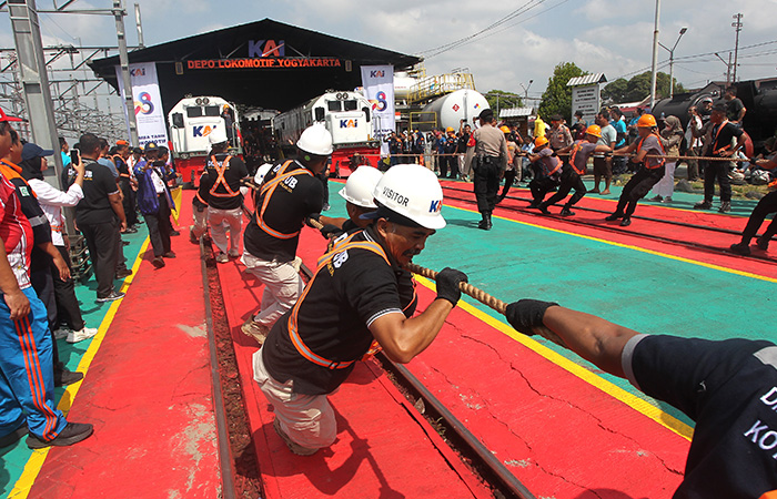 ADU KUAT: Sejumlah peserta menarik lokomotif saat digelar lomba tarik lokomotif dalam rangka menyambut HUT KAI ke-78, di Depo Lokomotif PT KAI Daop 6, Kota Jogja, kemarin (27/9).