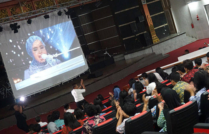 MEMUKAU: Suasana nonton bareng penampilan Putri Ariani dalam Final American Got Talent, di Auditorium Sekolah Menengah Musik (SMM) Jogja, Rabu (27/9/23).Guntur Aga Tirtana /RADAR JOGJA