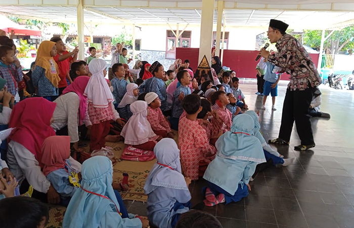 EDUKASI : Ratusan anak TK mendengarkan dongeng dalam rangka Maulid Nabi Muhammad SAW di Pendopo Taman Siswa, kemarin (27/9).Herpri Yanto/Radar Jogja