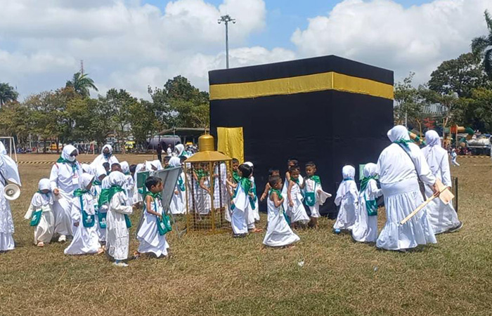 BELAJAR: Anak-anak RA di Kabupaten Purworejo tampak antusias mengikuti kegiatan Manasik Haji For Kids 2023 yang diselenggarakan oleh Ikatan Guru Raudhatul Athfal (IGRA) di Alun-Alun Purworejo.