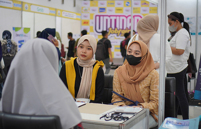 TANYA-TANYA: Para pencari kerja antusias mendatangi beberapa stan perusahaan yang ada pada gelaran Untidar Job Fair 2023 di GKU dr HR Suparsono, Rabu (27/9).Humas Untidar untuk radar jogja