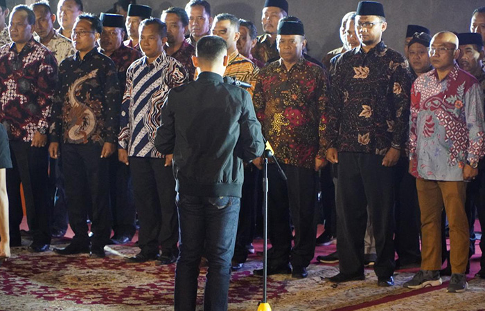SINERGITAS - Bupati Gunungkidul Sunaryanta saat mengukuhkan Pengurus baru Paguyuban Lurah Semar Sembogo periode 2023-2028 di Gedung Taman Budaya Gunungkidul pada Selasa (26/9).