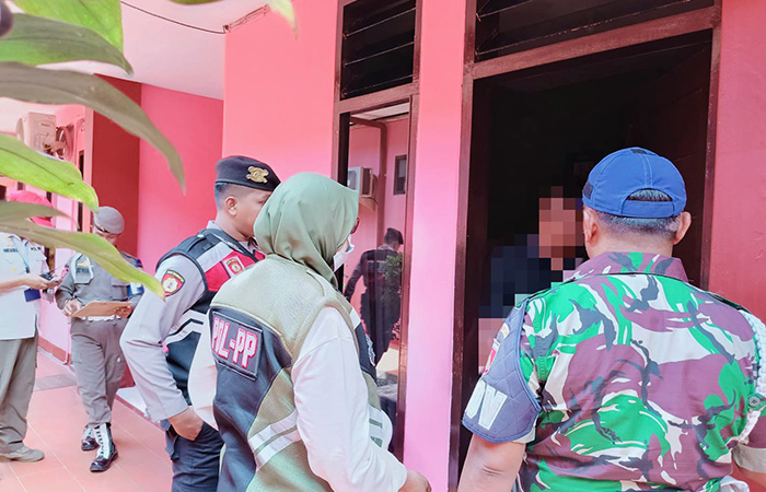 TERTANGKAP BASAH: Satpol PP Kebumen menjaring oknum kades yang kedapatan sedang berduaan dengan wanita lain di dalam kamar hotel.SATPOL PP KEBUMEN UNTUK RADAR KEBUMEN