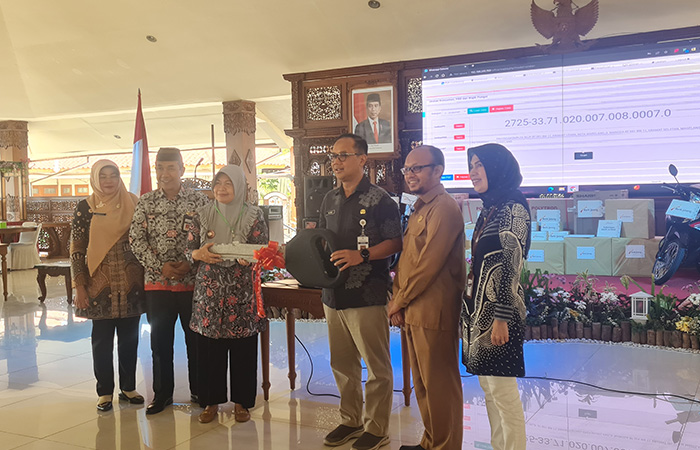 SIMBOLIS: Wali Kota Magelang saat menyerahkan hadiah utama kepada kelurahan Kramat Selatan karena pemenang tidak hadir di Pendopo Pengabdian, Rabu (27/9).Naila Nihayah/Radar Jogja