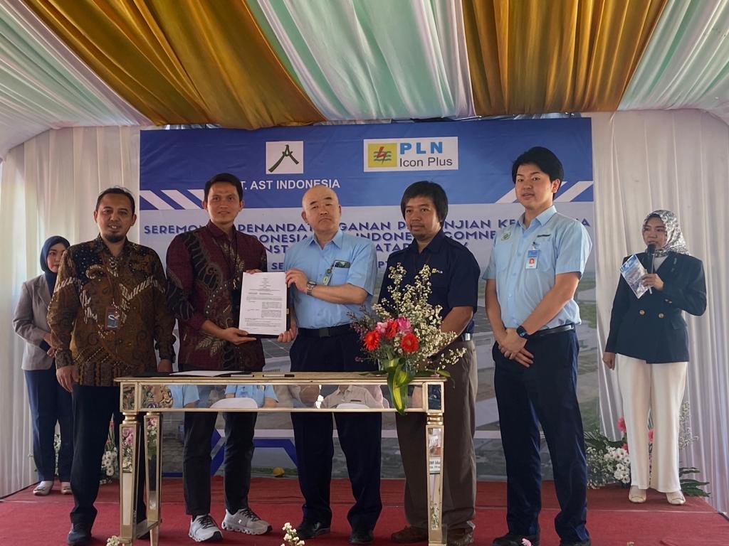 GREEN ENERGY: Penandatanganan kerja sama antara PLN Icon Plus dan PT AST Indonesia di Semarang Selasa (26/9). (ISTIMEWA)
