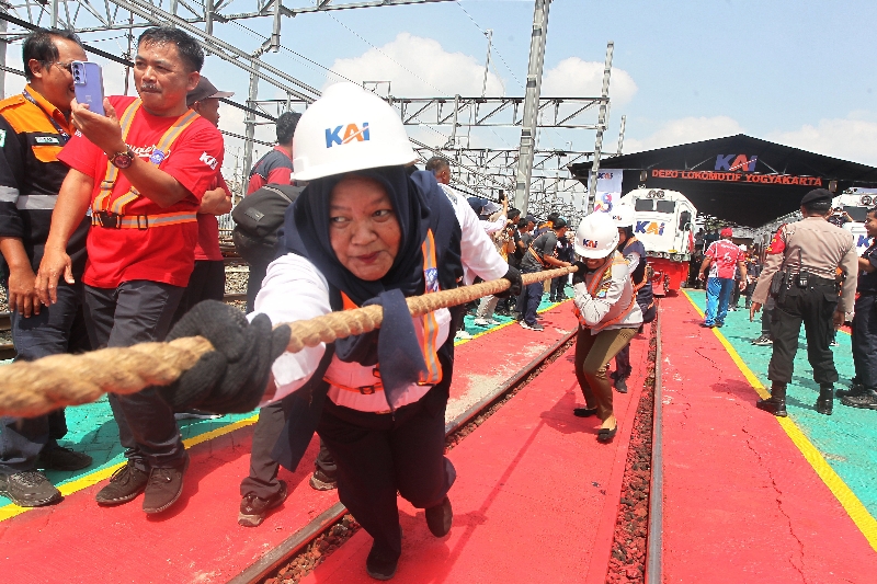 KUAT: Peserta adu kuat menarik lokomotif saat digelar lomba tarik lokomotif dalam rangka menyambut HUT KAI ke-78 di Depo Lokomotif PT KAI Daop 6, Kota Jogja, Rabu (27/9). (Guntur Aga Tirtana/Radar)
