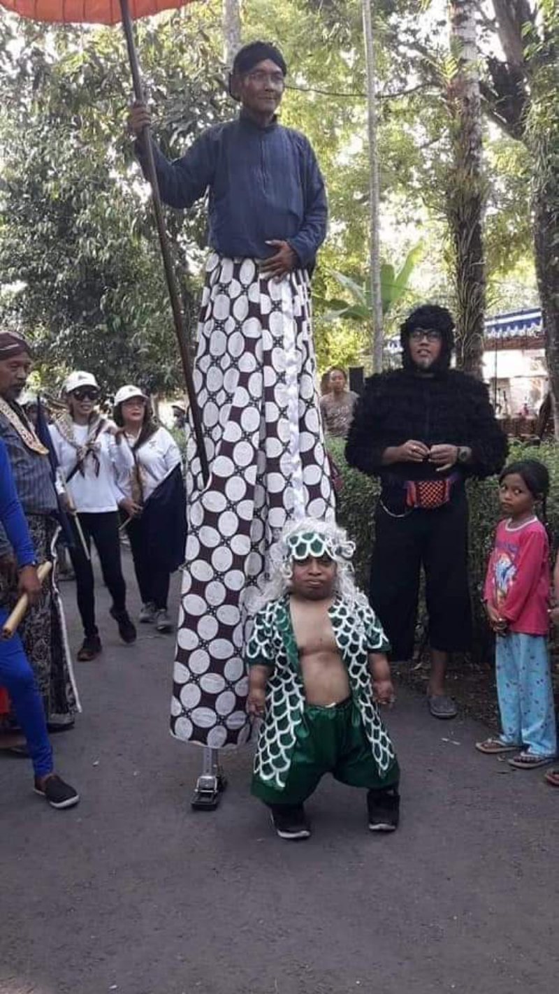 SERBABISA: Poer Bonsai saat melakukan seni pertunjukan dengan Tedjo Badut. (Dok Pribadi)