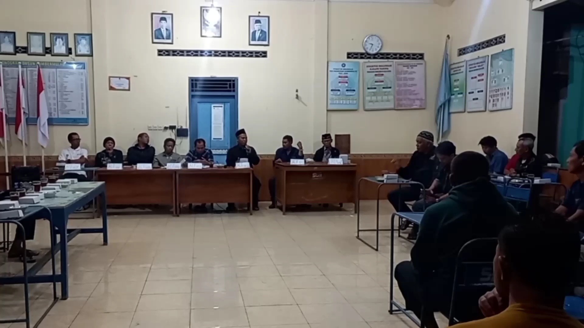 BIKIN MALU: Warga Padukuhan Sumbermulyo, Kalurahan Kepek, Kapanewon Wonosari pada Selasa (26/9) malam berkumpul di balai padukuhan setempat menuntut dukuhnya mundur. (Dok Istimewa)