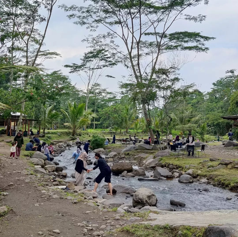 ASYIK: Sejumlah pengunjung bermain air di tempat wisata Ledok Sambi, Kabupaten Sleman, Jogjakarta.
