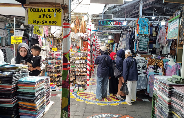 BELUM STABIL: Para pedagang di Teras Malioboro (TM) 2 mengaku senang dengan diblokirnya TikTok Shop oleh pemerintah. Meski demikian, mereka mengeluhkan pendapatan yang belum stabil.