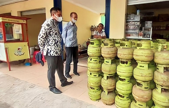 DIPANTAU - Petugas dari Distribusi Perdagangan, Dinas Perdagangan Kabupaten Gunungkidul belum lama ini sidak ke sejumlah pangkala beberapa waktu lalu.Dok Radar Jogja