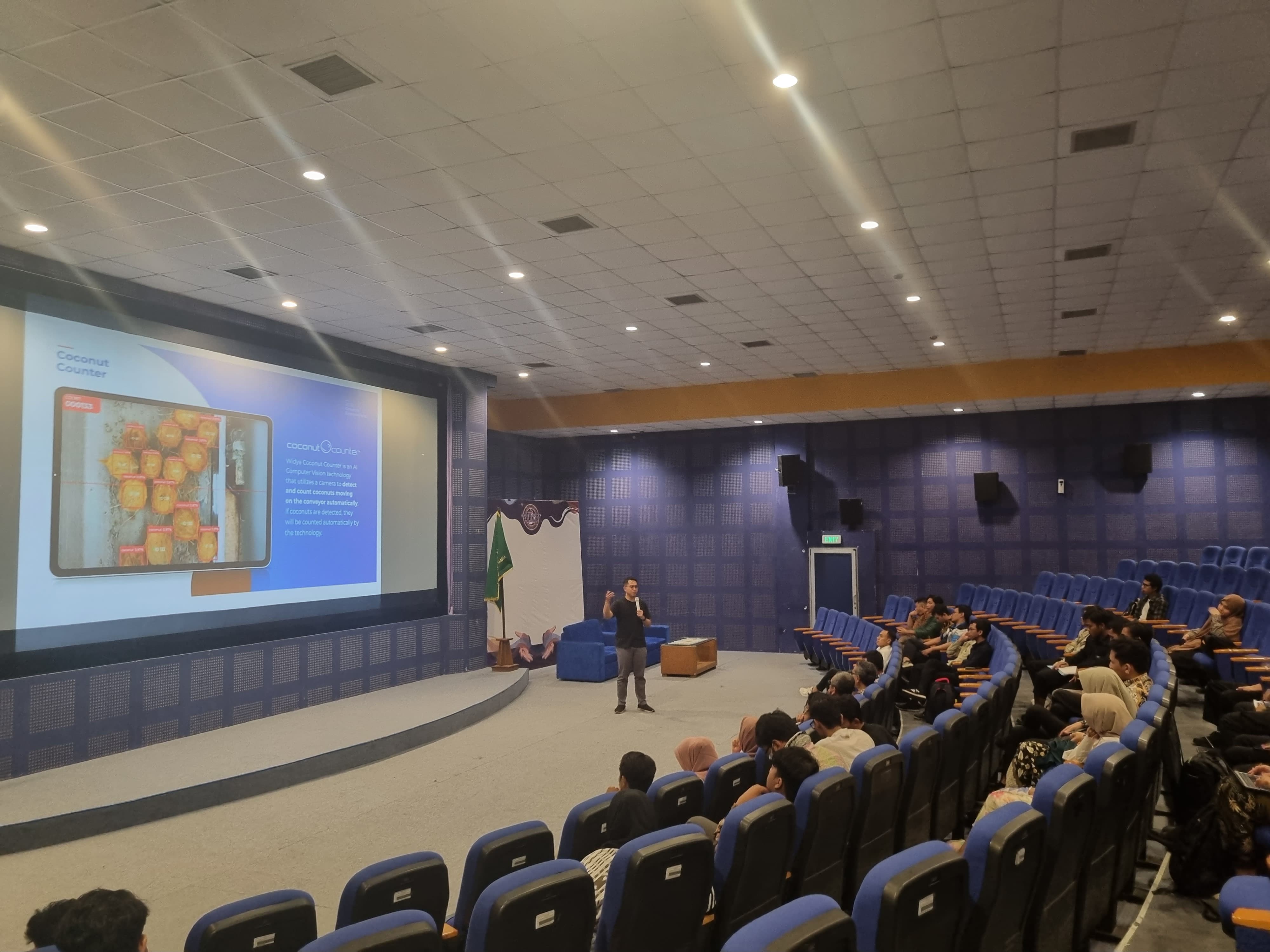 START: Sesi diskusi panel terkait kompetisi Ideathon dan Hackathon yang diselenggarakan AsiaQuest Indonesia dan berlangsung di ruang cinema Universitas Amikom Jogjakarta. (Fahmi Fahriza/Radar Jogja)