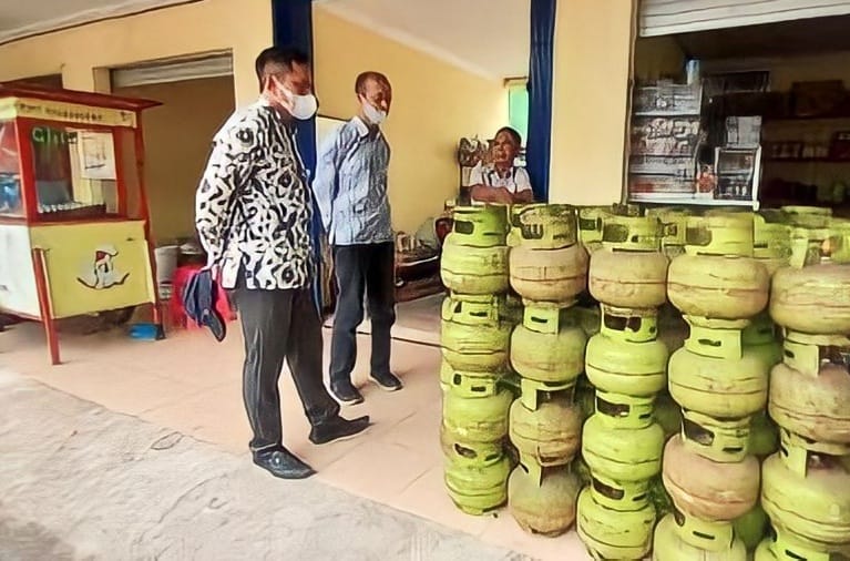 DIPANTAU: Petugas dari Distribusi Perdagangan, Dinas Perdagangan Kabupaten Gunungkidul belum lama ini sidak ke sejumlah pangkala beberapa waktu lalu. (Dok Radar Jogja)
