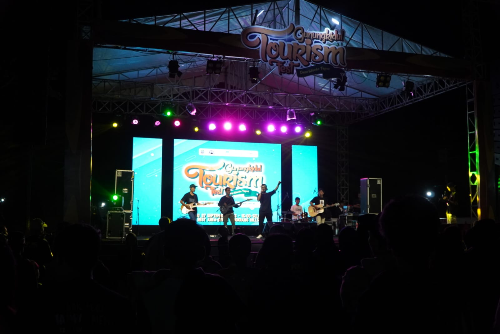 MERIAH: Peringatan Hari Pariwisata Sedunia di Rest Area Cingkrang Hills, Kapanewon Tepus, pada Rabu (27/9) malam juga diisi dengan pentas musik.