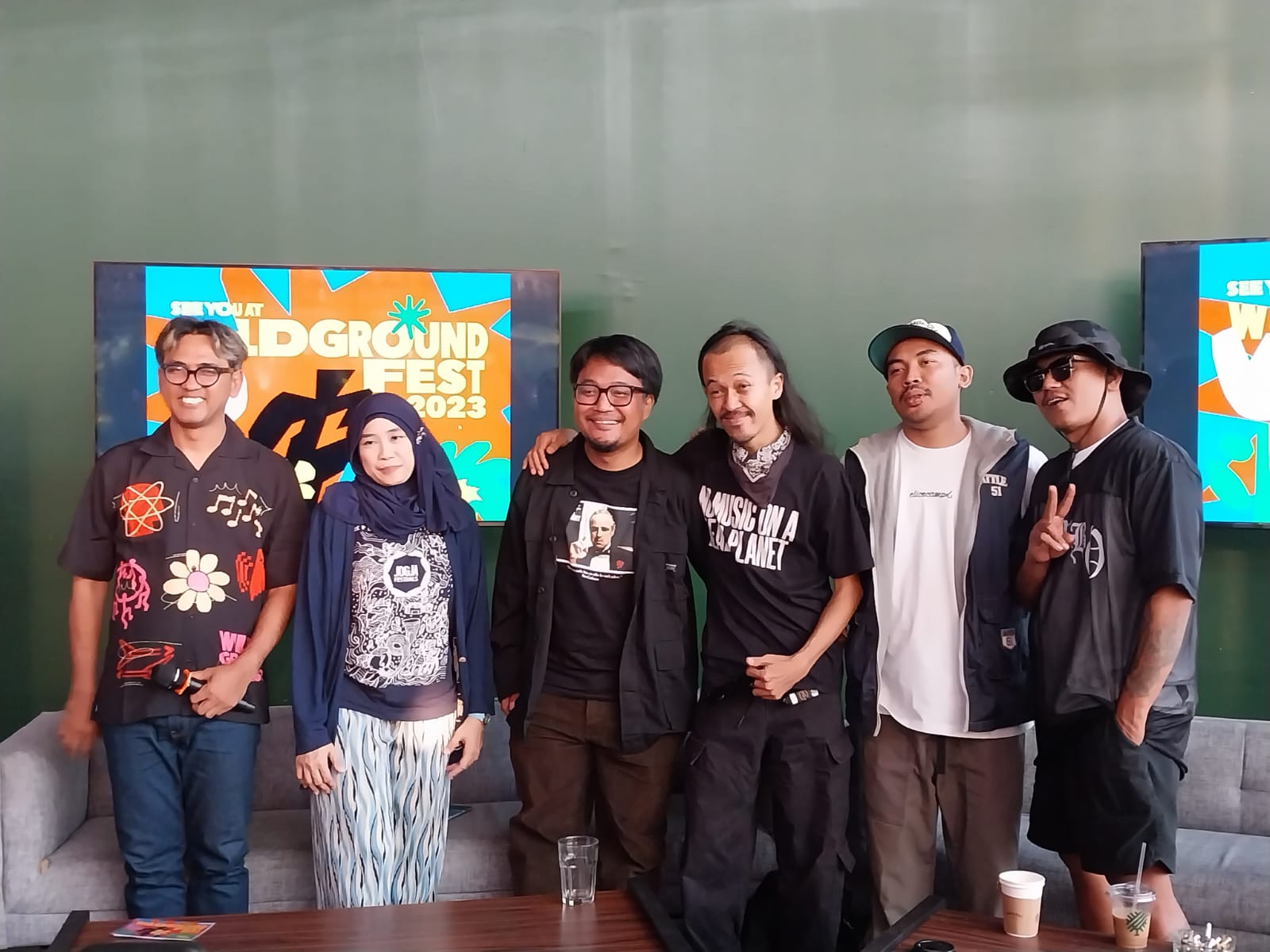 CINTA: Founder Starcross Weimpy Adhari (tengah berkacamata) bersama beberapa penampil dari Jogja saat jumpa pers, Kamis (28/9/2023). (Wulan Yanuarwati/Radar Jogja)