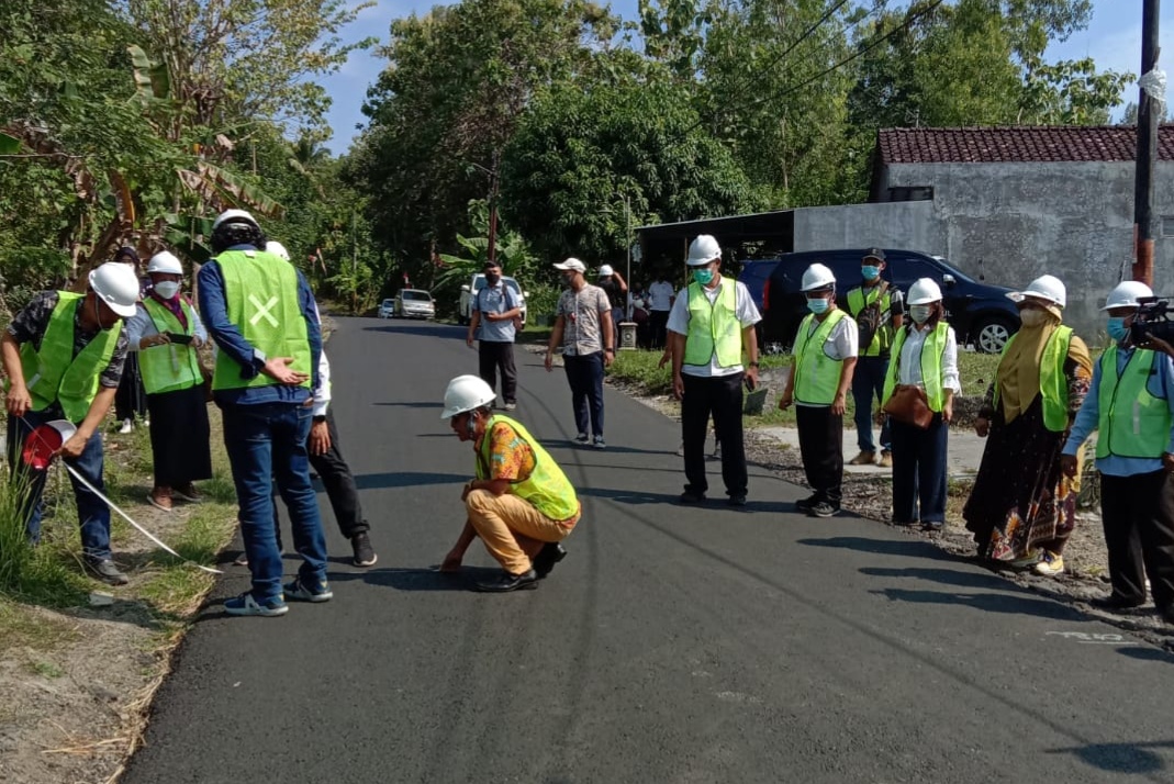 PENGAWASAN: Rombongan Komisi C DPRD Bantul mengecek hasil perbaikan jalan belum lama ini.