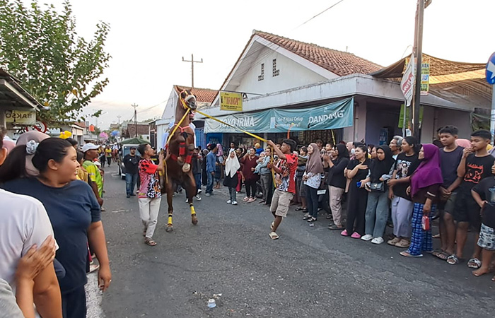 KHATAM ALQURAN: Kuda jingkrak semarakkan khatmil Quran santri dari TPQ Al Ikhsan Baledono Purworejo, Kamis (28/9).JIHAN ARON VAHERA/RADAR JOGJA