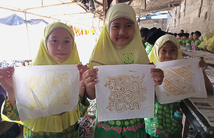 ANTUSIAS : Siswa MIN 1 Kebumen diajak kunjungan lapangan di rumah produksi batik, Desa Gemeksekti, Kecamatan Kebumen.M HAFIED/RADAR KEBUMEN