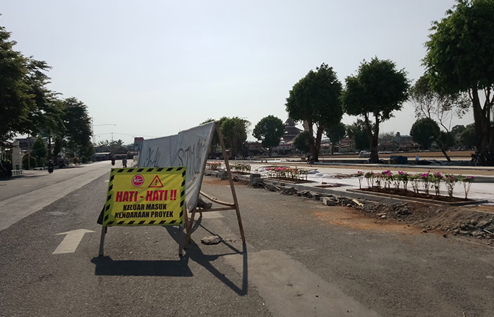 REVITALISASI: Struktur bangunan fasilitas Alun-alun Kebumen tampak sedang dikerjakan dalam proyek revitalisasi.M HAFIED/RADAR KEBUMEN