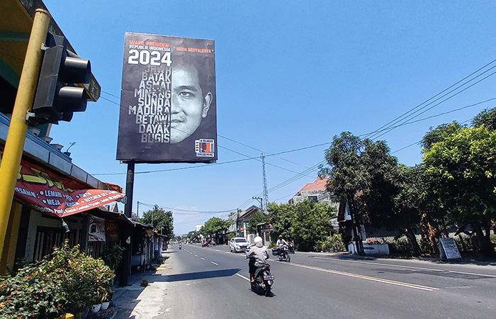 TAK MASALAH: Baliho bergambar Wali Kota Surakarta Gibran Rakabuming Raka yang berisi dukungan kepadanya menjadi calon wakil presiden.Khairul Ma