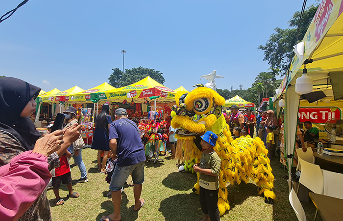 DIBUKA: Stan kuliner dan aneka barang lainnya sudah menempati di Alun-alun Kota Magelang, Kamis (28/9).Naila Nihayah/Radar Jogja
