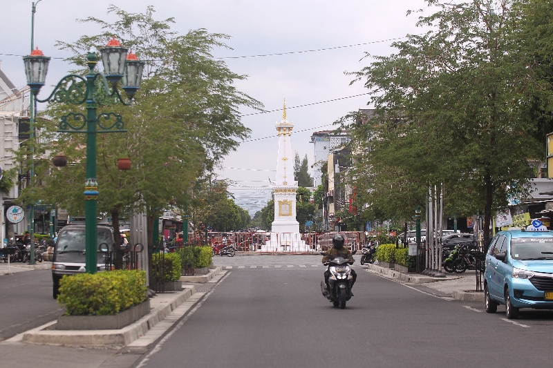 HATI-HATI: Aktivitas di sekitar Tugu Jogja beberapa waktu lalu. (Guntur Aga Tirtana/Radar Jogja)