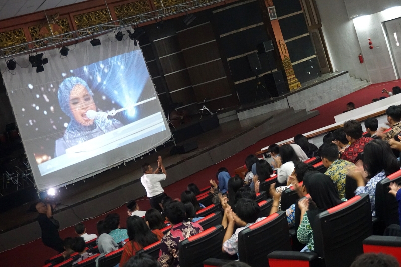 BANGGA: Suasana nonton bareng penampilan Putri Ariani dalam Final American Got Talent, di Auditorium Sekolah Menengah Musik (SMM) Jogja, kemarin (27/9). (Guntur Aga Tirtana/Radar Jogja)