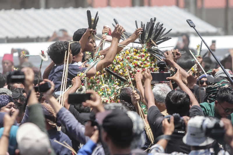 BERKAH: Warga berebut uba rampe gunungan di pelataran Masjid Gede Kauman Jogja Kamis (28/9). (Elang Kharisma Dewangga/Radar Jogja)