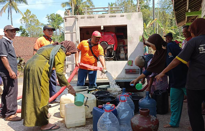 KRISIS AIR: BPBD Kulon Progo menerjunkan mobil Damkar untuk menjangkau lokasi warga di Kalurahan Purwosari, Kapanewon Girimulyo, Kulon Progo untuk mendapatkan air bersih.HENDRI UTOMO/RADAR JOGJA