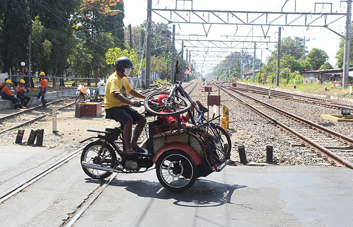 TERIK :Pengguna jalan melintas saat siang hari di perlintasan kereta api kawasan Lempuyangan, Kota Jogja, Kamis (28/9/23).Guntur Aga Tirtana/Radar Jogja