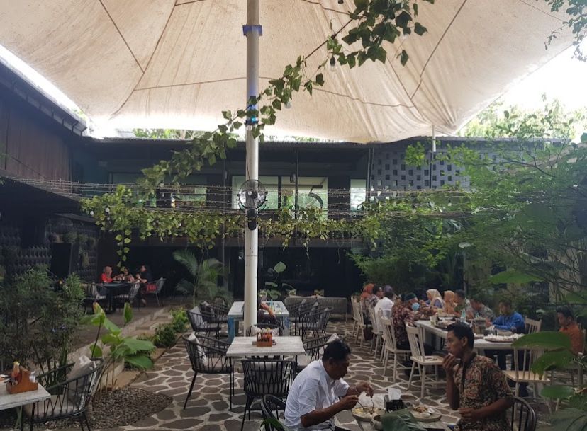 Suasana Kolona Kitchen and Coffee Jogja. (Instagram/@kolona.jogja)