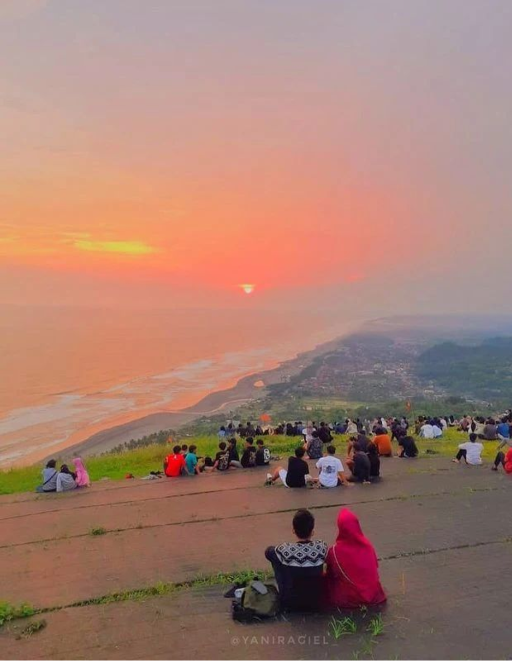 Bukir Paralayang Watu Gupit. (Instagram/@yaniragiel)