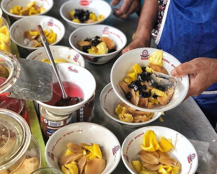 Segarnya Es Buah PK perpaduan berbagai buah dan es serut (Instagram @kulinerjogjaoke)