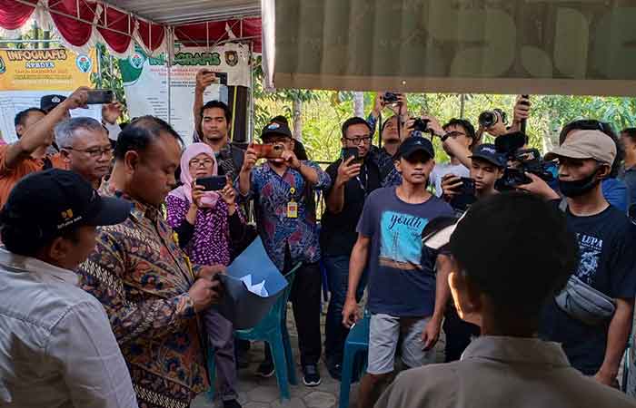 TIDAK SESUAI: Suasana pembayaran UGR bagi warga Desa Wadas yang terdampak Bendungan Bener di Balai Desa Wadas Jumat (29/9). Namun masyarakat tidak hadir dan pembayaran UGR terpaksa diundur.JIHAN ARON