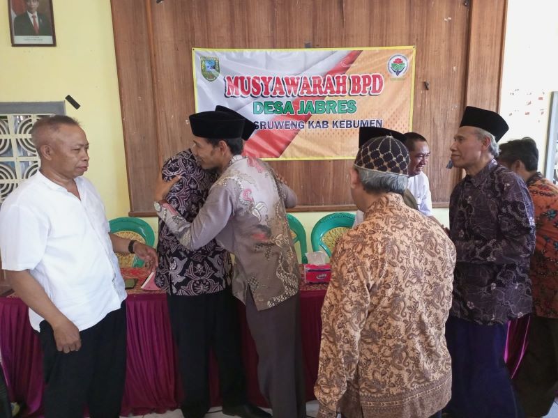 BERPELUKAN : Dihadapan warga, Kepala Desa Jabres Mochamad Chanif menyampaikan permohonan maaf sembari menangis saat mengundurkan diri dari jabatan.