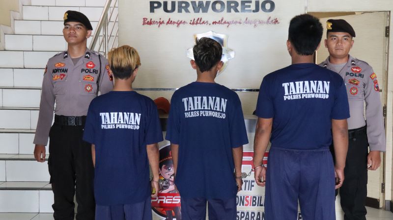 Ketiga pelaku pencuri gabah di Kabupaten Purworejo telah diamankan oleh Satreskrim Polres Purworejo di Mapolres Purworejo. (ISTIMEWA)